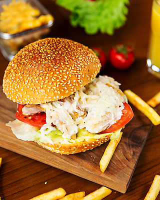 포토 JPG 해외이미지 접시 빵 토마토 부분 탁자 치즈 패스트푸드 건강 요리 사람없음 샐러드 튀김 햄버거 폐기물 강의 롤 후추 마요네즈 시저샐러드 해외202105 해외포토 식기 음식 가구 채소 유제품 소스_음식 인스턴트 쓰레기 향신료 파일형식