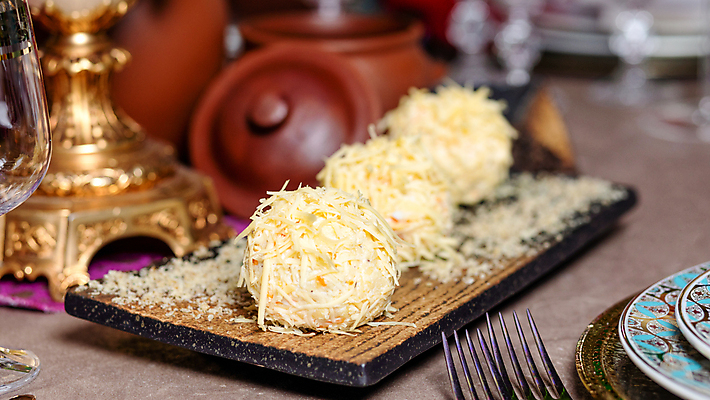 포토 JPG 해외이미지 접시 공 치즈 거리 돼지고기 요리 사람없음 튀김 원뿔 깊이 리조또 모짜렐라치즈 사프란 해외202105 해외포토 도형 식기 음식 유제품 육류 향신료 파일형식