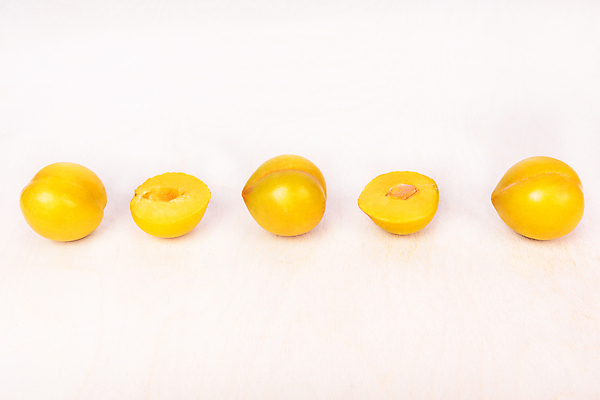 포토 JPG 해외이미지 식물 농업 과일 재료 탁자 디저트 건강 사람없음 노란색 주스 흰배경 비타민 자두 해외202105 해외포토 산업 음료 음식 컬러 가구 백그라운드 흰색 영양소 파일형식