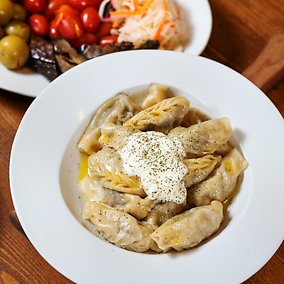 포토 JPG 해외이미지 백인 식기 접시 포크 고추 탁자 파스타 파슬리 동양인 사람없음 수건 소고기 냅킨 후추 양고기 요거트 라비올리 토르텔리니 해외202105 튀르키예 해외포토 서양인 아시아 가구 채소 유제품 서양음식 육류 인종 위생용품 향신료 파일형식