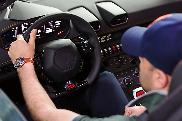 포토 JPG 해외이미지 라이프스타일 남자 도로 얼굴 여행 자동차 거리 성인 사람없음 야외 여행객 운전 운전사 고급 주차 오픈카 스포츠카 해외202105 해외포토 직업 길 육상교통 컨셉 교통시설 모션 승용차 사람 생활 신체부위 파일형식