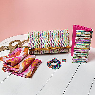 포토 JPG 해외이미지 라이프스타일 옷 여자 분홍색 백그라운드 장신구 사람없음 쇼핑 선글라스 침묵 화려 지갑 잡지 상품 블로그 소셜 미니멀 해외202105 해외포토 안경 컬러 컨셉 사람 생활 간행물 소리 파일형식