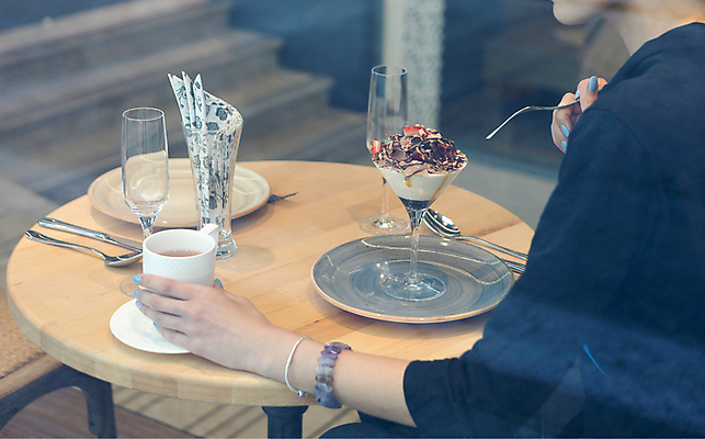 포토 JPG 해외이미지 스튜디오촬영 라이프스타일 손 여자 행복 커피 과일 탁자 딸기 모바일 아이스크림 디저트 실내 앉기 사람없음 내부 컵 상점 식당 블루베리 산딸기 해외202105 해외포토 식기 감정 음료 음식 가구 모션 사람 생활 신체부위 파일형식