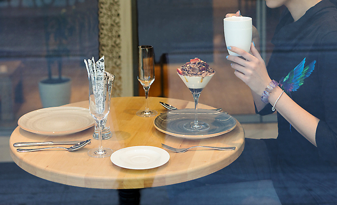 포토 JPG 해외이미지 스튜디오촬영 라이프스타일 손 여자 행복 커피 과일 탁자 딸기 모바일 아이스크림 디저트 실내 앉기 사람없음 내부 컵 상점 식당 블루베리 산딸기 해외202105 해외포토 식기 감정 음료 음식 가구 모션 사람 생활 신체부위 파일형식