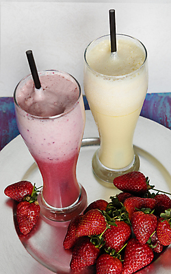 포토 JPG 해외이미지 분홍색 오렌지 과일 유리 탁자 딸기 사람없음 얼음 주스 우유 칵테일 액체 레몬 라임 양주 블랙베리 로즈메리 쉐이크 마티니 토닉 해외202105 해외포토 자연요소 음료 컬러 가구 재질 유제품 주류 허브 파일형식