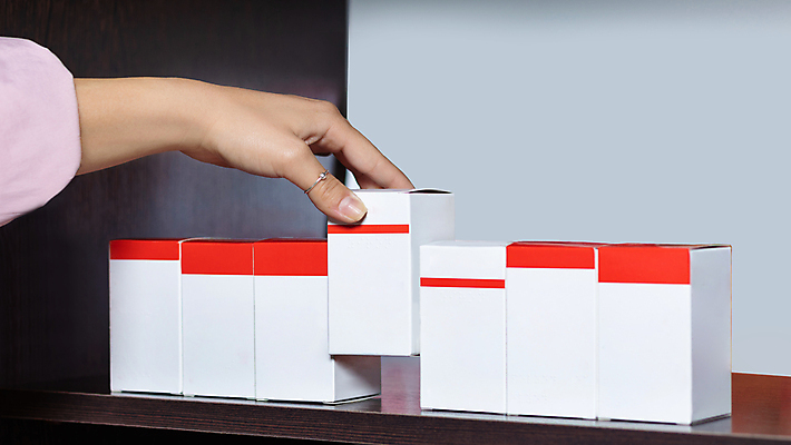 포토 JPG 해외이미지 백인 여자 유니폼 실내 사람없음 화장품 권투 코트 실험복 보호 상품 배열 종업원 진열장 팩 패키지 판지 넣기 조작 해외202105 해외포토 서양인 직업 옷 컨셉 모션 사람 내부 뷰티 격투기 외투 가운 파일형식