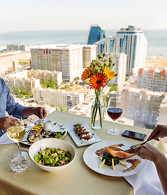 포토 JPG 해외이미지 접시 꽃 탁자 요리 사람없음 옆모습 주방 와인 화이트와인 타파스 해외202105 해외포토 식물 식기 뷰포인트 가구 주류 애피타이저 파일형식