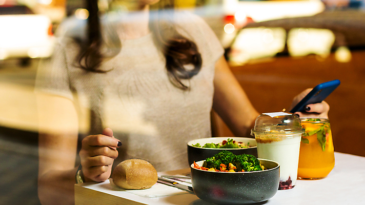 포토 JPG 해외이미지 접시 포크 잎 채소 과일 디저트 귤 요리 사람없음 스마트폰 샐러드 상추 허브 비타민 해외202105 해외포토 식물 식기 음식 핸드폰 스마트기기 영양소 파일형식