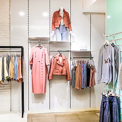 포토 JPG 해외이미지 무료이미지 디자인 여자 사람없음 빨간색 운동복 세일 상점 소프트포커스 쇼핑몰 진열장 쇼 스타일 해외202105 해외포토 옷 컬러 촬영기법 사람 파일형식 무료콘텐츠