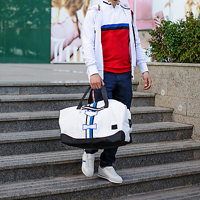 포토 JPG 해외이미지 백인 라이프스타일 남자 포즈 가방 사람없음 운동복 운동 계단 여행가방 산책 방 기차 표현 보디빌딩 보디빌더 연습 체육관 근육질 운동가 해외202105 해외포토 서양인 잡화 옷 육상교통 근육 휴식 대중교통 건강 사람 생활 헬스 몸매 파일형식