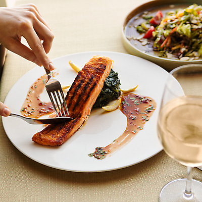 포토 JPG 해외이미지 접시 꽃 탁자 요리 사람없음 옆모습 주방 와인 레드와인 화이트와인 타파스 해외202105 해외포토 식물 식기 뷰포인트 가구 주류 애피타이저 파일형식