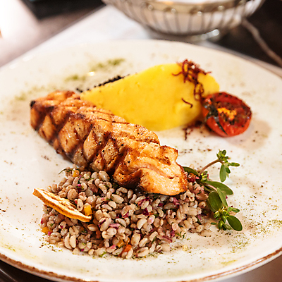 포토 JPG 해외이미지 무료이미지 접시 토마토 탁자 감자 요리 사람없음 소고기 양념 후추 해외202105 해외포토 식기 가구 채소 육류 향신료 파일형식