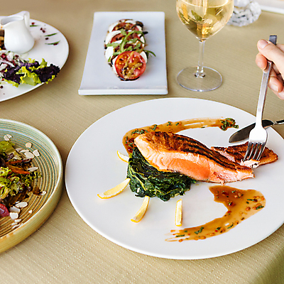 포토 JPG 해외이미지 접시 꽃 탁자 요리 사람없음 옆모습 주방 와인 레드와인 화이트와인 타파스 해외202105 해외포토 식물 식기 뷰포인트 가구 주류 애피타이저 파일형식