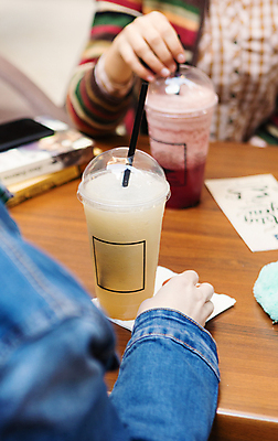 포토 JPG 해외이미지 과일 탁자 딸기 사람없음 책 빨간색 파티 와인 카페 펀치 시원함 허브 양주 블랙베리 로즈메리 마티니 카피스페이스 해외202105 해외포토 식물 컬러 가구 모션 주류 이벤트 상점 공백 칵테일 파일형식