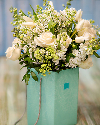 포토 JPG 해외이미지 꽃 꽃다발 잎 실내 사람없음 쇼핑백 장미 가득함 담기 해외202105 해외포토 식물 가방 모션 내부 파일형식