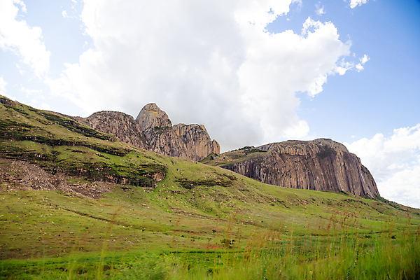 포토 JPG 해외이미지 나무 식물 도로 밭 아프리카 자연 하늘 밥 산 풍경 초원 사람없음 야외 환경 계곡 시골 숲 언덕 마다가스카르 해외202105 해외포토 나라 길 음식 농업 교통시설 생태계 파일형식