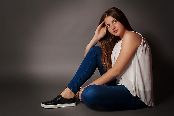 포토 JPG 해외이미지 백인 모델 1 라이프스타일 행복 바닥 한명 미소 사람 앉기 성인 파란색 유행 청바지 긍정 스타일 해외202105 해외포토 서양인 감정 컬러 컨셉 바지 모션 표정 생활 파일형식