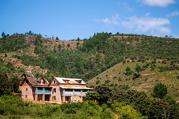 포토 JPG 해외이미지 나무 도로 아프리카 하늘 풍경 사람없음 야외 건물 농장 마을 계곡 시골 심플 지역 원시시대 부족 마다가스카르 볏집 옛날 해외202105 해외포토 식물 건축물 나라 길 컨셉 농업 교통시설 역사 파일형식