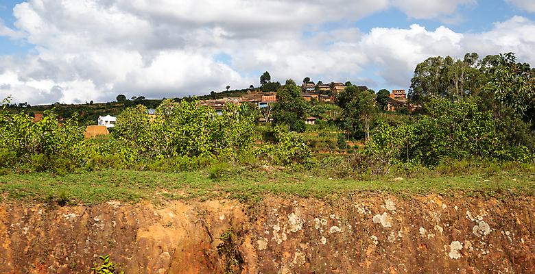 포토 JPG 해외이미지 나무 도로 아프리카 하늘 풍경 사람없음 야외 건물 농장 마을 계곡 시골 심플 지역 원시시대 부족 마다가스카르 볏집 옛날 해외202105 해외포토 식물 건축물 나라 길 컨셉 농업 교통시설 역사 파일형식