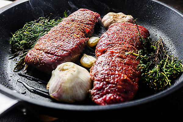 포토 JPG 해외이미지 음식 주방용품 도마 육류 스테이크 비프스테이크 사람없음 목장 소고기 칼날 선택 날것 대리석 로즈메리 라스베가스 정육점 카피스페이스 해외202105 해외포토 생활용품 컨셉 식재료 재료 서양음식 상점 공백 허브 파일형식