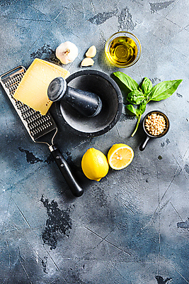 포토 JPG 해외이미지 회색배경 치즈 실내 마늘 사람없음 올리브오일 레몬 잣 바질 막자사발 강판 페스토 해외202105 해외포토 백그라운드 채소 과일 유제품 내부 회색 견과류 사발 소스_음식 기름_음식 파일형식