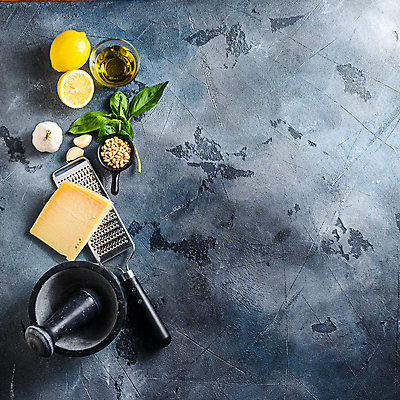 포토 JPG 해외이미지 회색배경 치즈 실내 마늘 사람없음 하이앵글 올리브오일 레몬 잣 막자사발 강판 카피스페이스 페스토 해외202105 해외포토 뷰포인트 백그라운드 채소 과일 유제품 내부 공백 회색 견과류 사발 소스_음식 기름_음식 파일형식