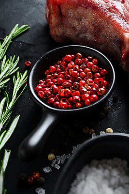 포토 JPG 해외이미지 음식 재료 뼈 육류 돼지고기 스테이크 사람없음 소고기 돼지 플랫 바비큐 어깨 날것 소금 로즈메리 갈비뼈 바비큐립 등심 정육점 카피스페이스 해외202105 해외포토 식재료 포유류 서양음식 신체부위 상점 공백 허브 파일형식