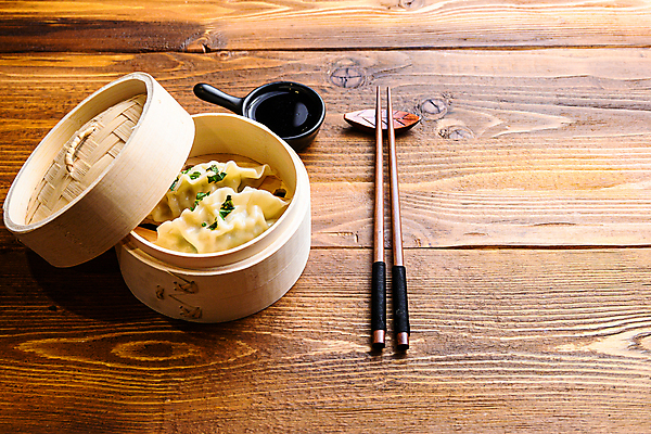 포토 JPG 해외이미지 실내 사람없음 중식 만두 종지 나무젓가락 대나무찜기 젓가락받침대 나무배경 해외202105 해외포토 그릇 음식 백그라운드 젓가락 내부 찜기 수저받침대 파일형식