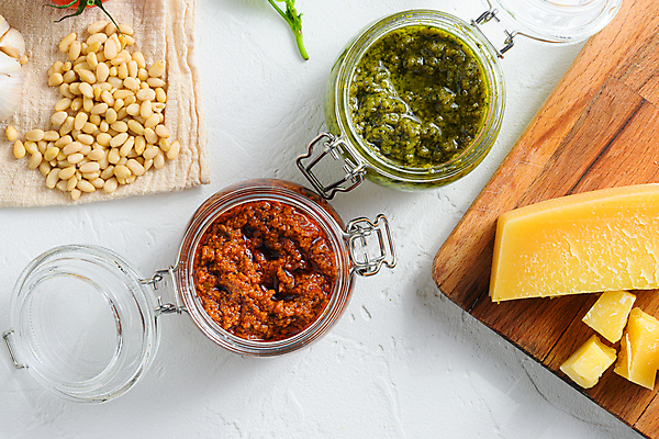 포토 JPG 해외이미지 유리병 치즈 실내 사람없음 하이앵글 흰배경 잣 나무도마 페스토 해외202105 해외포토 뷰포인트 백그라운드 병_용기 유제품 도마 내부 목재 견과류 흰색 소스_음식 파일형식