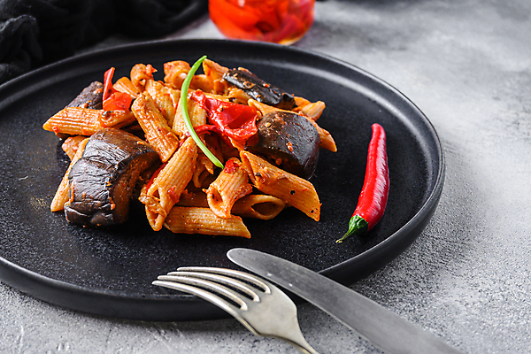 포토 JPG 해외이미지 식물 음식 토마토 채소 가지 치즈 파스타 스파게티 요리 사람없음 날것 바질 마카로니 펜네 해외202105 해외포토 유제품 서양음식 파스타면 파일형식