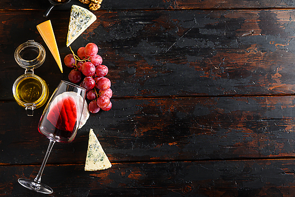 포토 JPG 해외이미지 와인잔 포도 검은배경 유리병 사람없음 레드와인 안주 호두 꿀 조각치즈 까망베르치즈 카피스페이스 해외포토 조각 백그라운드 술잔 과일 병_용기 치즈 와인 검은색 공백 견과류 파일형식