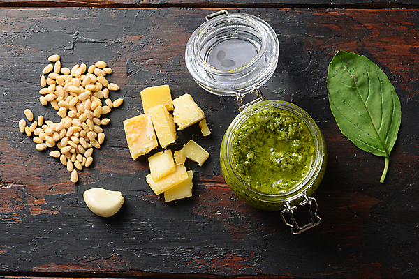 포토 JPG 해외이미지 유리병 치즈 실내 사람없음 잣 바질 페스토 나무배경 해외202105 해외포토 백그라운드 병_용기 유제품 내부 견과류 소스_음식 파일형식