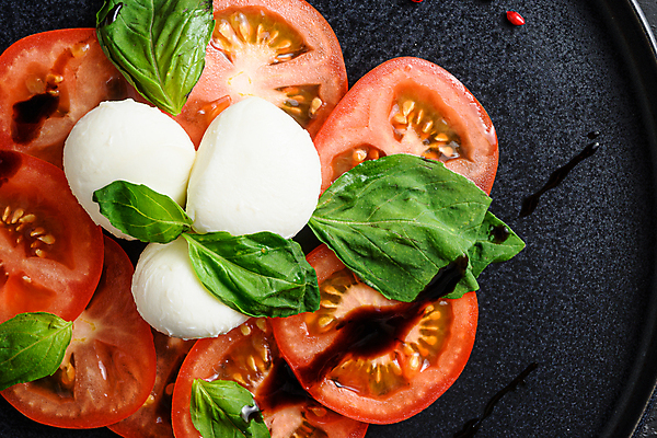 포토 JPG 해외이미지 토마토 채소 재료 방울토마토 치즈 요리 사람없음 샐러드 애피타이저 허브 올리브 바질 모짜렐라치즈 카프레제 비건 해외202105 해외포토 식물 열매 음식 유제품 채식주의자 파일형식