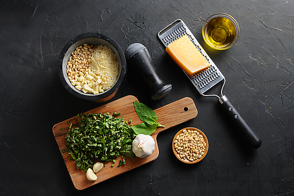 포토 JPG 해외이미지 검은배경 치즈 실내 마늘 사람없음 올리브오일 잣 바질 막자사발 강판 나무도마 페스토 해외202105 해외포토 백그라운드 채소 유제품 도마 내부 목재 검은색 견과류 사발 소스_음식 기름_음식 파일형식