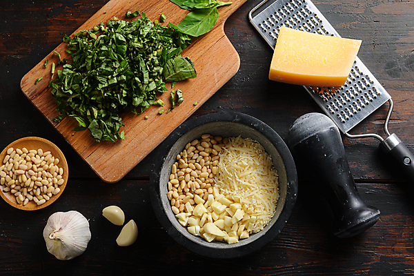 포토 JPG 해외이미지 치즈 실내 마늘 사람없음 잣 막자사발 강판 나무도마 페스토 나무배경 해외202105 해외포토 백그라운드 채소 유제품 도마 내부 목재 견과류 사발 소스_음식 파일형식