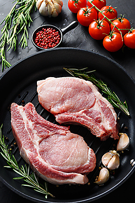 포토 JPG 해외이미지 음식 재료 뼈 육류 돼지고기 스테이크 사람없음 소고기 돼지 플랫 바비큐 어깨 날것 소금 로즈메리 갈비뼈 바비큐립 등심 정육점 카피스페이스 해외202105 해외포토 식재료 포유류 서양음식 신체부위 상점 공백 허브 파일형식