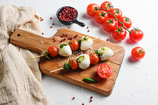 포토 JPG 해외이미지 토마토 채소 재료 방울토마토 치즈 요리 사람없음 샐러드 애피타이저 허브 올리브 바질 모짜렐라치즈 카프레제 비건 해외202105 해외포토 식물 열매 음식 유제품 채식주의자 파일형식