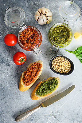 포토 JPG 해외이미지 토마토 회색배경 유리병 치즈 실내 마늘 사람없음 나이프 바게트 잣 바질 페스토 해외202105 해외포토 식기 빵 백그라운드 채소 병_용기 유제품 내부 회색 견과류 소스_음식 칼 파일형식