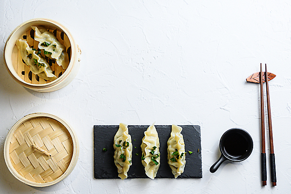 포토 JPG 해외이미지 실내 사람없음 중식 흰배경 만두 종지 나무젓가락 대나무찜기 돌판 젓가락받침대 플랫레이 카피스페이스 해외202105 해외포토 그릇 음식 백그라운드 젓가락 내부 공백 돌_바위 흰색 플랫 찜기 수저받침대 파일형식