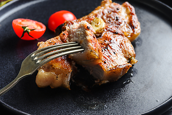 포토 JPG 해외이미지 음식 조각 토마토 뼈 육류 돼지고기 스테이크 요리 사람없음 프라이팬 바비큐 허브 매움 후추 로즈메리 바비큐립 등심 절임 정육점 해외202105 해외포토 식물 채소 식재료 주방용품 서양음식 상점 맛 향신료 파일형식