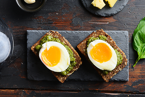 포토 JPG 해외이미지 빵 치즈 실내 사람없음 하이앵글 삶은계란 바질 돌판 페스토 나무배경 해외202105 해외포토 음식 뷰포인트 백그라운드 유제품 내부 계란 돌_바위 소스_음식 계란요리 파일형식