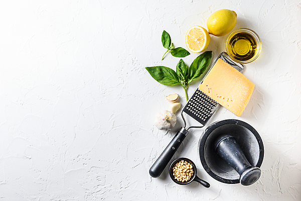 포토 JPG 해외이미지 치즈 실내 마늘 사람없음 하이앵글 올리브오일 레몬 흰배경 잣 바질 막자사발 강판 카피스페이스 페스토 해외202105 해외포토 뷰포인트 백그라운드 채소 과일 유제품 내부 공백 견과류 흰색 사발 소스_음식 기름_음식 파일형식