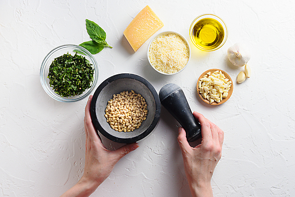 포토 JPG 해외이미지 음식 재료 치즈 마늘 관리 요리 사람없음 요리사 칠판 견과류 소나무 레몬 허브 향신료 올리브 날것 후추 바질 기본 페스토 해외202105 해외포토 나무 식물 직업 열매 채소 과일 유제품 소스_음식 향미료 파일형식