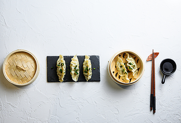 포토 JPG 해외이미지 실내 사람없음 중식 흰배경 만두 일렬 종지 나무젓가락 대나무찜기 돌판 젓가락받침대 해외202105 해외포토 그릇 음식 백그라운드 젓가락 내부 돌_바위 흰색 찜기 수저받침대 파일형식