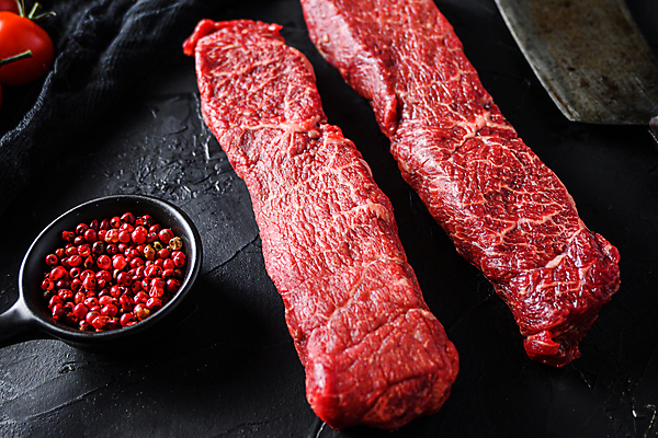 포토 JPG 해외이미지 음식 도마 육류 스테이크 비프스테이크 사람없음 목장 소고기 칼날 선택 날것 대리석 로즈메리 라스베가스 정육점 카피스페이스 해외202105 해외포토 컨셉 식재료 재료 주방용품 서양음식 상점 공백 허브 파일형식