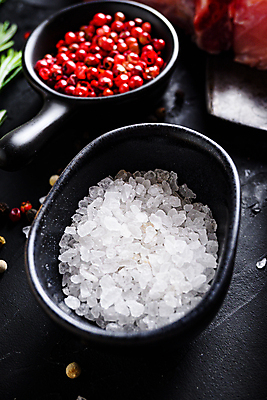 포토 JPG 해외이미지 음식 재료 뼈 육류 돼지고기 스테이크 사람없음 소고기 돼지 플랫 바비큐 어깨 날것 소금 로즈메리 갈비뼈 바비큐립 등심 정육점 카피스페이스 해외202105 해외포토 식재료 포유류 서양음식 신체부위 상점 공백 허브 파일형식