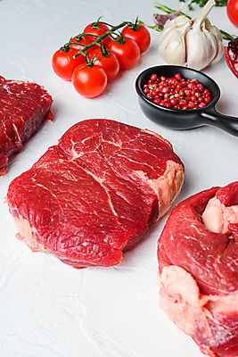 포토 JPG 해외이미지 음식 재료 육류 스테이크 비프스테이크 사람없음 소고기 들소 날것 정육점 해외202105 해외포토 식재료 서양음식 상점 소 파일형식