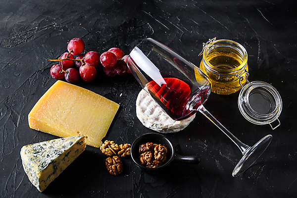 포토 JPG 해외이미지 와인잔 포도 검은배경 유리병 사람없음 레드와인 안주 호두 꿀 조각치즈 까망베르치즈 해외포토 조각 백그라운드 술잔 과일 병_용기 치즈 와인 검은색 견과류 파일형식