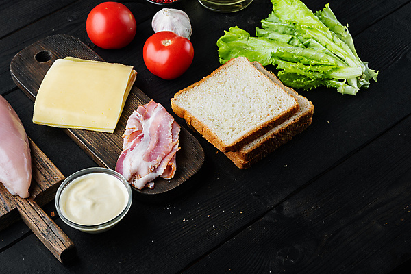 포토 JPG 해외이미지 음식 빵 토마토 재료 치즈 샌드위치 육류 요리 사람없음 치킨 샐러드 상추 햄 토스트 베이컨 마요네즈 카피스페이스 나무배경 해외202105 해외포토 백그라운드 채소 식재료 유제품 돼지고기 공백 소스_음식 닭고기요리 파일형식