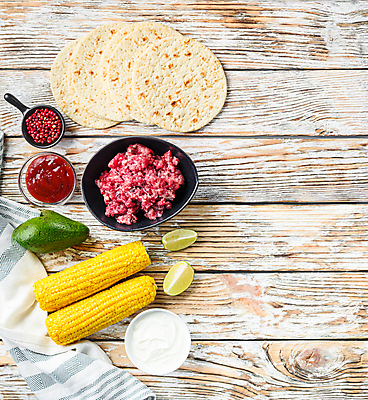 포토 JPG 해외이미지 음식 고추 거리 육류 옥수수 요리 사람없음 소고기 향신료 라임 타코 살사댄스 카피스페이스 나무배경 해외202105 해외포토 백그라운드 채소 과일 식재료 곡류 공백 춤 향미료 파일형식